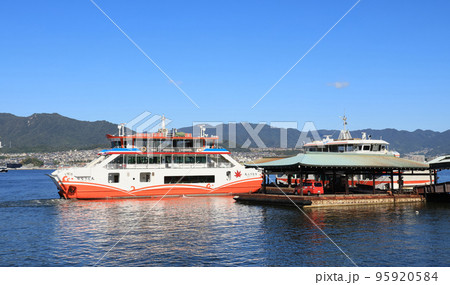 宮島航路のフェリー　ななうら丸 95920584