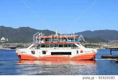 宮島航路のフェリー　ななうら丸 95920585