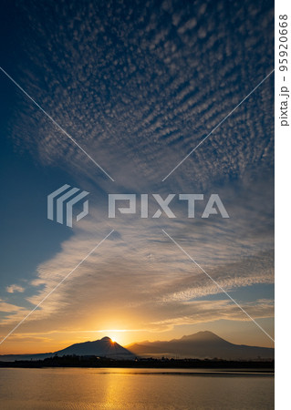 日野川河口から見る日の出と大山と孝霊山 鳥取県 日野川河口から見る日の出と大山と孝霊山 鳥取県 95920668