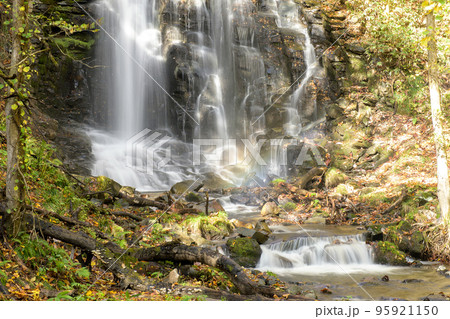 木漏れ日差し込む錦見の滝 秋田県 鹿角市 木漏れ日差し込む錦見の滝 秋田県 鹿角市 95921150