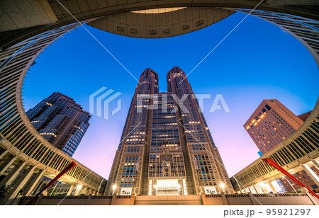日本の東京都市景観 夕日を浴びる東京都庁などを望む 95921297