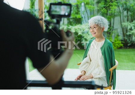 シニア女性の映像を撮影するカメラマン 95921326