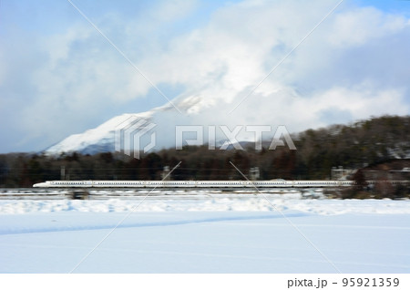 雪の伊吹山麓を走る東海道新幹線N700A 95921359