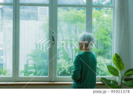 雨の窓辺のシニア女性 雨の窓辺のシニア女性 95921378