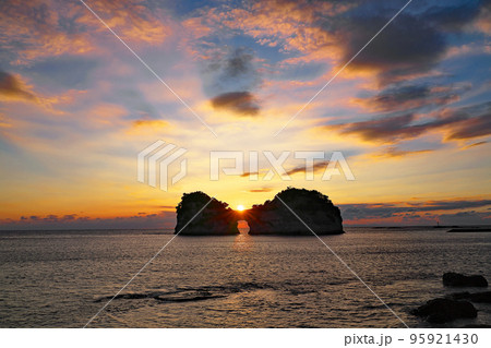 【円月島 (夕刻)】 和歌山県西牟婁郡白浜町 【円月島 (夕刻)】 和歌山県西牟婁郡白浜町 95921430