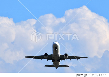 大阪国際空港　旅客機　離陸　猪名川土手 95921437