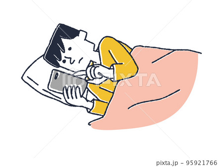 寝る前にスマートフォンを見る男性　 95921766