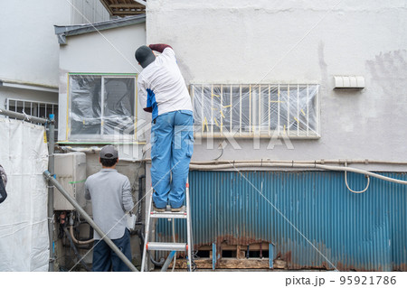 建築現場で働く人 95921786
