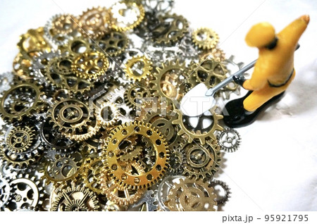 歯車の山を発掘する人たち  95921795