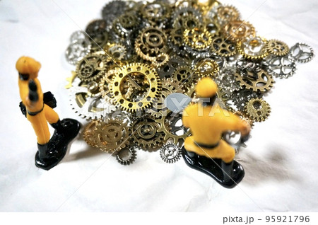歯車の山を発掘する人たち 歯車の山を発掘する人たち 95921796
