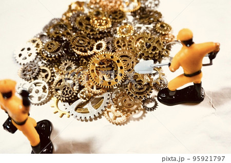 歯車の山を発掘する人たち  95921797