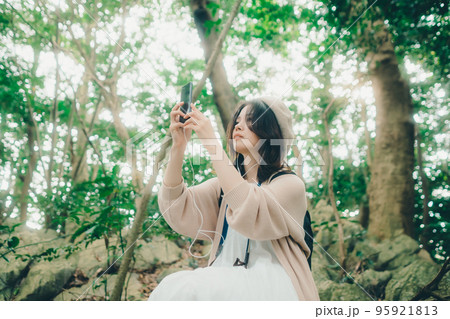 自然の中に佇む女性の写真 95921813