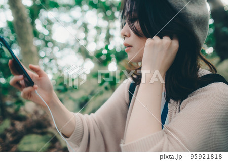 自然の中に佇む女性の写真 95921818