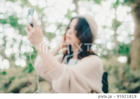 自然の中に佇む女性の写真 95921819