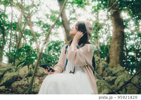 自然の中に佇む女性の写真 自然の中に佇む女性の写真 95921820