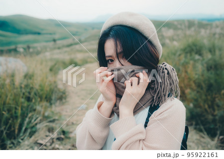 自然の中に佇む女性の写真 自然の中に佇む女性の写真 95922161
