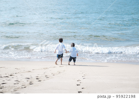 海で遊ぶ兄弟 海で遊ぶ兄弟 95922198