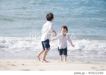 海で遊ぶ兄弟 海で遊ぶ兄弟 95922200