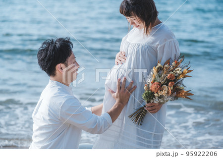 お腹の子どもに話しかけるお父さん お腹の子どもに話しかけるお父さん 95922206