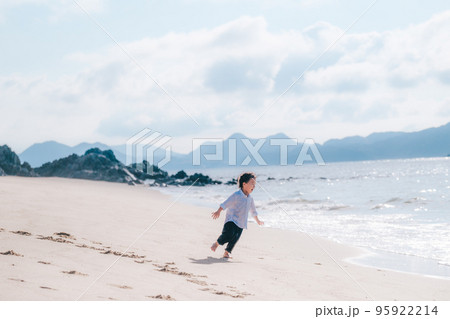 海で遊ぶ男の子 95922214