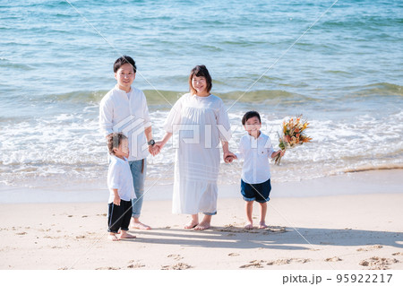 ビーチで並んで立つ家族 95922217