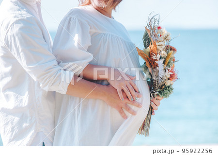 海辺の夫婦 95922256
