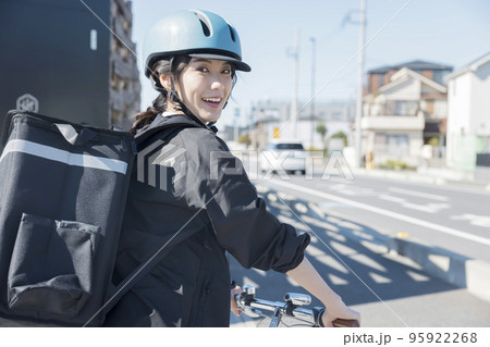 フードデリバリーイメージ　自転車でデリバリーする若い女性 シェアデリ 95922268