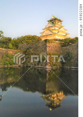 大阪城とその周辺を散歩　朝～昼～夕～夜　秋晴れ 95922384