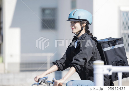 フードデリバリーイメージ　自転車でデリバリーする若い女性 シェアデリ 95922425