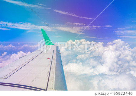 飛行機から見る景色 青い空と白い雲と翼 飛行機から見る景色 青い空と白い雲と翼 95922446
