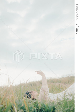 自然の中に佇む女性の写真 自然の中に佇む女性の写真 95922684