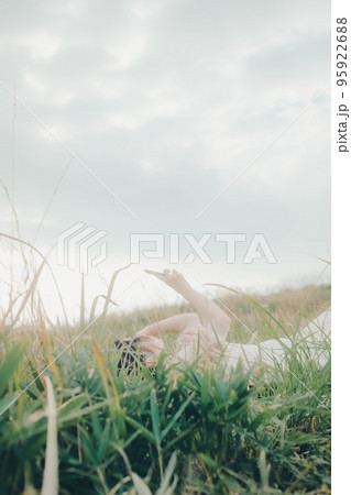 自然の中に佇む女性の写真 自然の中に佇む女性の写真 95922688