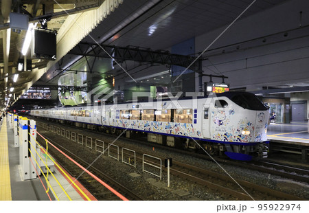 夜の京都駅に停車する特急はるか 95922974