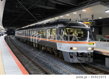 新大阪駅に着いた特急ひだ 新大阪駅に着いた特急ひだ 95922975