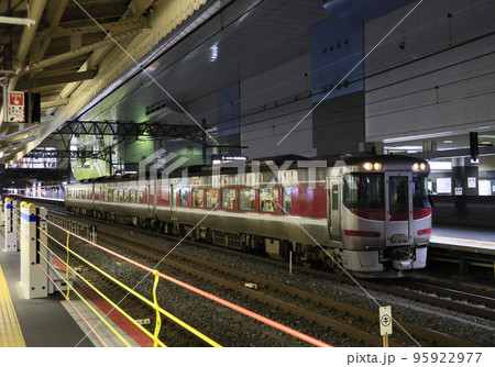 京都駅に止まる通勤特急びわこエクスプレス 京都駅に止まる通勤特急びわこエクスプレス 95922977