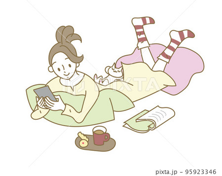 スマホを見てくつろぐ若い女性 スマホを見てくつろぐ若い女性 95923346
