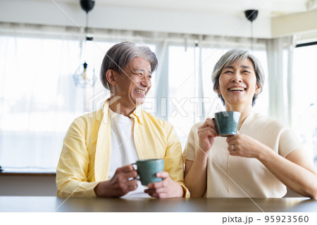 夫婦 ライフスタイル 夫婦 ライフスタイル 95923560