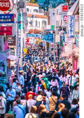 日本の東京都市景観 外国人続々…水際対策が大幅緩和…原宿・竹下通りはコロナ禍前の賑わい=10月23日 日本の東京都市景観 外国人続々…水際対策が大幅緩和…原宿・竹下通りはコロナ禍前の賑わい=10月23日 95923613