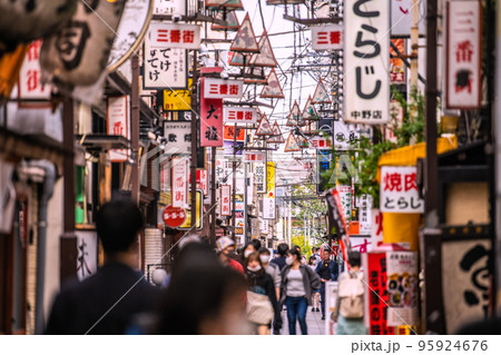 日本の東京都市景観 中野サンモール商店街とつながる三番街などを望む＝10月23日 95924676