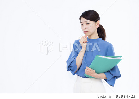 真剣に悩んでいる30代のビジネスウーマン 95924723