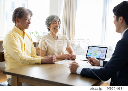 ビジネス　打ち合わせ　商談 95924934