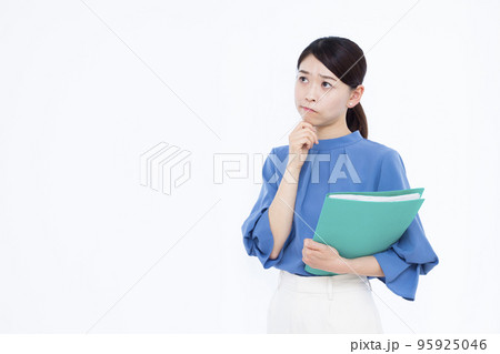 真剣に悩んでいる30代のビジネスウーマン 95925046