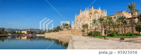 Catedral-Basilica de Santa Maria de Mallorca in Palma, Balearic Islands, Spain.  95925056