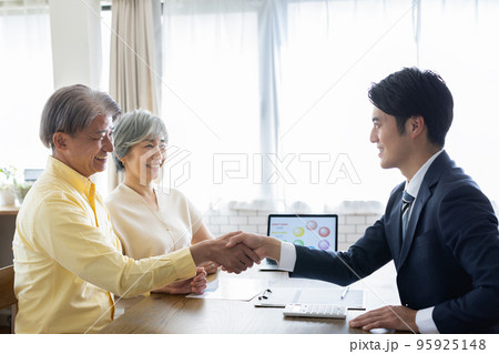 ビジネス　打ち合わせ　商談　成立　握手 95925148