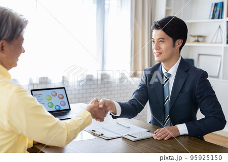 ビジネス　打ち合わせ　商談　成立　握手 95925150