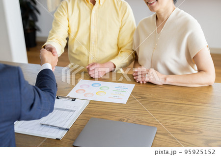 ビジネス　打ち合わせ　商談　成立　握手 95925152