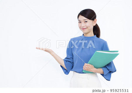 紹介をしている30代のビジネスウーマン 紹介をしている30代のビジネスウーマン 95925531
