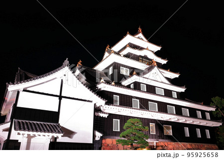 【岡山県】岡山城の紅葉ライトアップ(令和の大改修後) 【岡山県】岡山城の紅葉ライトアップ(令和の大改修後) 95925658