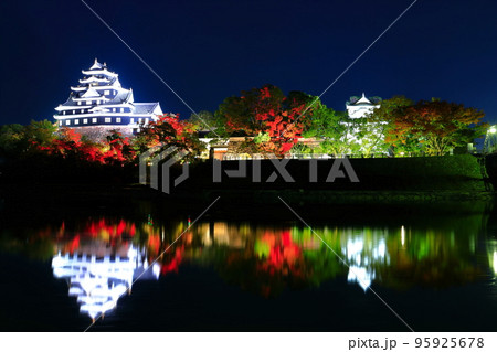 【岡山県】紅葉ライトアップで川面に映える岡山城（令和の大改修後） 95925678