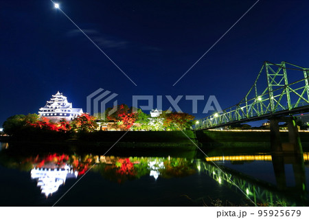 【岡山県】紅葉ライトアップで川面に映える岡山城（令和の大改修後） 95925679